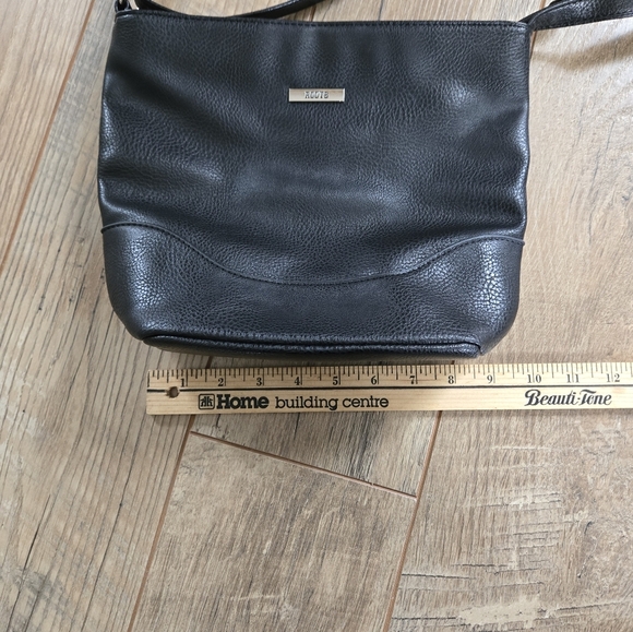 Roots Elegant Black Leather Crossbody Bag - Picture 5 of 8